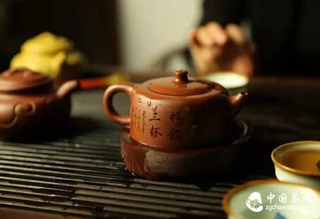 撮把新茶注玉杯，可助诗人笔花飞