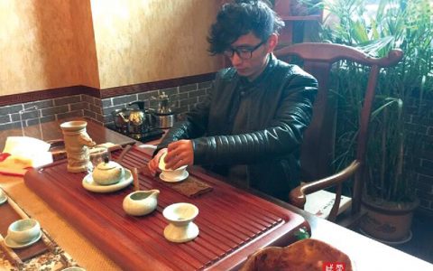 乐做“茶文化传播人”——记泗泉茗创业者余佑文