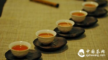 茶是一场邂逅，爱上茶杯中的小幸福