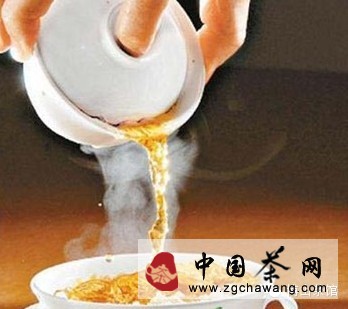 冲茶注水的方式对茶汤滋味的影响