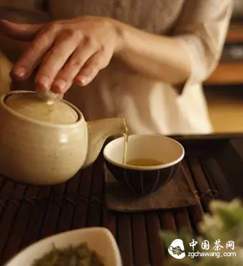 坐下来,静静地喝杯茶