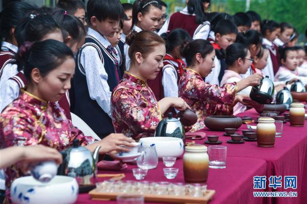 学采茶学制壶！乡村小学举办“茶文化日”