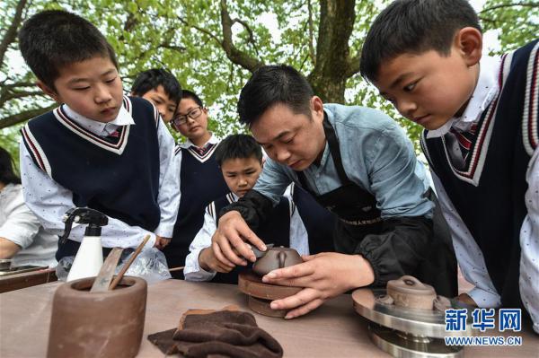 学采茶学制壶！乡村小学举办“茶文化日”