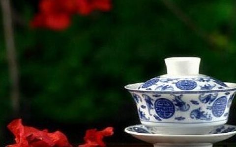 一捧香茗，一卷诗书；看落叶飘零，听雨敲窗棂。