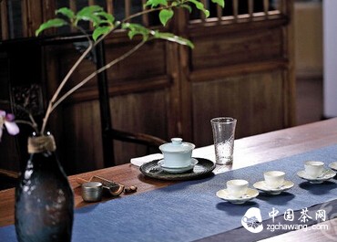 为你的茶室添一抹花色，五步学会茶室插花