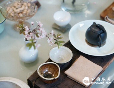 为你的茶室添一抹花色，五步学会茶室插花