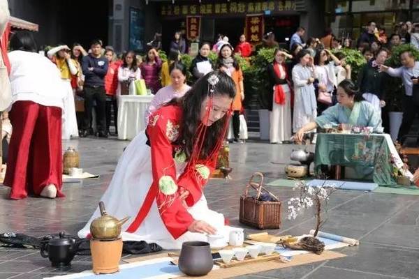 众心春水烹香茶，能饮一杯无？