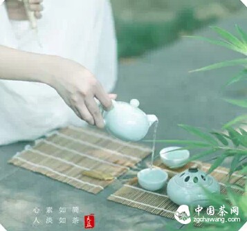 真我时刻，手执香茗，人淡如茶，心素如简。