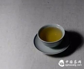 烘青、炒青绿茶为什么不能用来加工普洱茶？