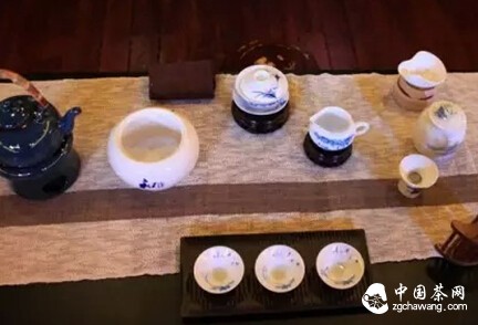 品一盏茶，洗去尘埃，洗去沧桑，洗去虚情假意