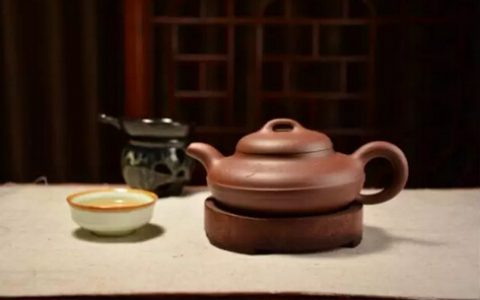 你还记得第一次教你用紫砂泡茶的那个人吗？