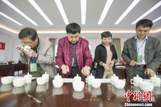 鄱阳湖产区40余茶商携产品“斗茶”争霸茶王