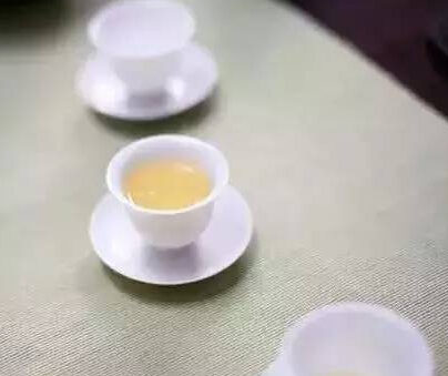 饮一杯热茶，暖流在心头涌动