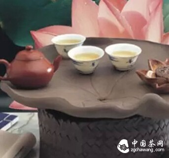 一个人静静的泡茶，享受整个泡茶过程的每一个工序