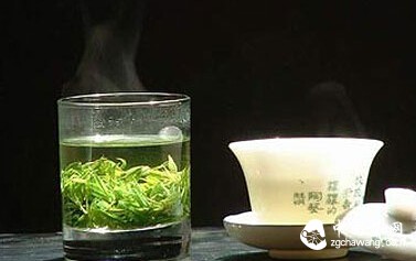 举杯邀月，素手泡茶，觅一份清静，修一颗无染的心