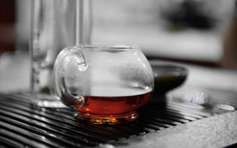 如何品鉴普洱茶韵味？