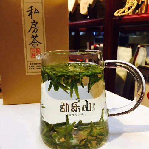 用矿泉水泡绿茶为何会发红？