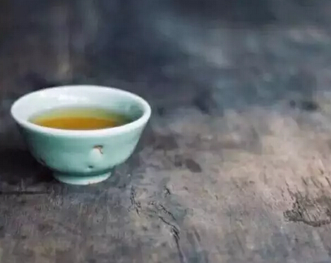 你爱一杯烈酒， 我却是一盏淡茶