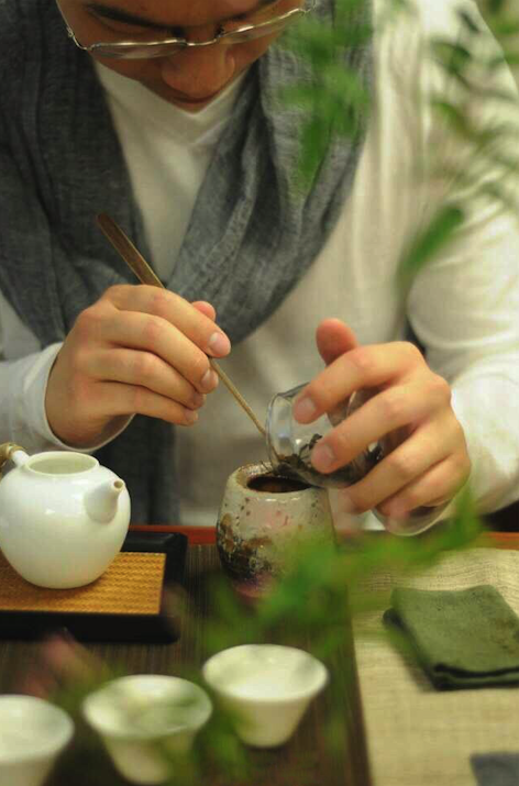 学会在茶席上插花，你就能随时拯救一场品格不高的茶会！
