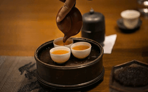 千万小心！长期超量喝茶，可能导致身体脱水，甚至氟中毒！
