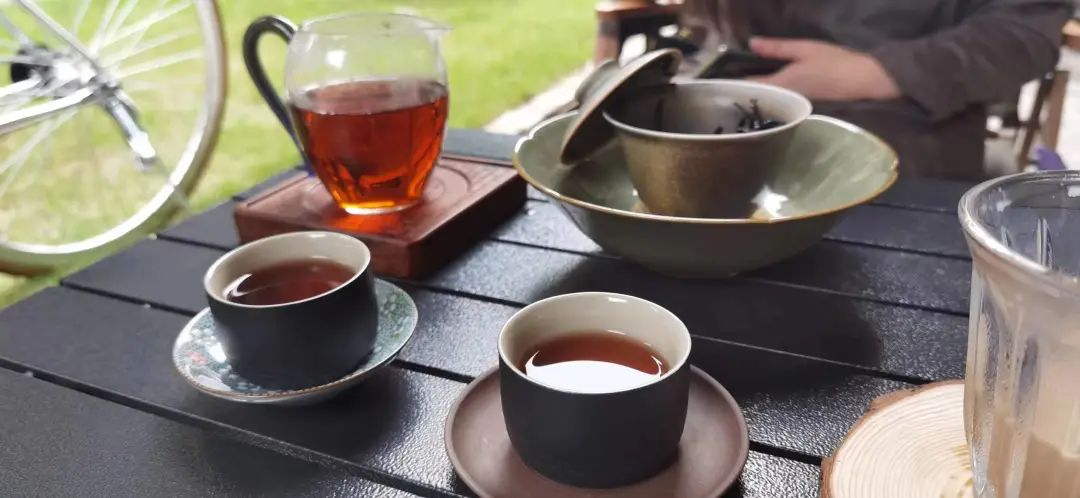 露营看世界杯也露营喝茶，传统茶饮在年轻群体里赶潮出圈了一回？