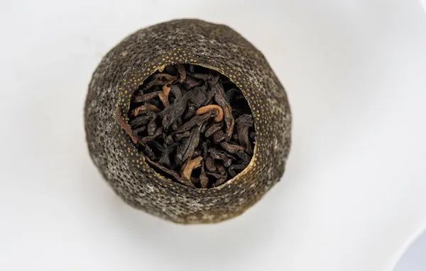 黑心老板,居然把发了霉的小青柑卖给我!拜托,那是有保健功效的白霜