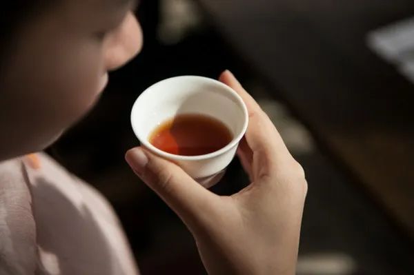 茶界女性被骚扰实录：她们经历过的那些咸猪手到底有多猥琐？