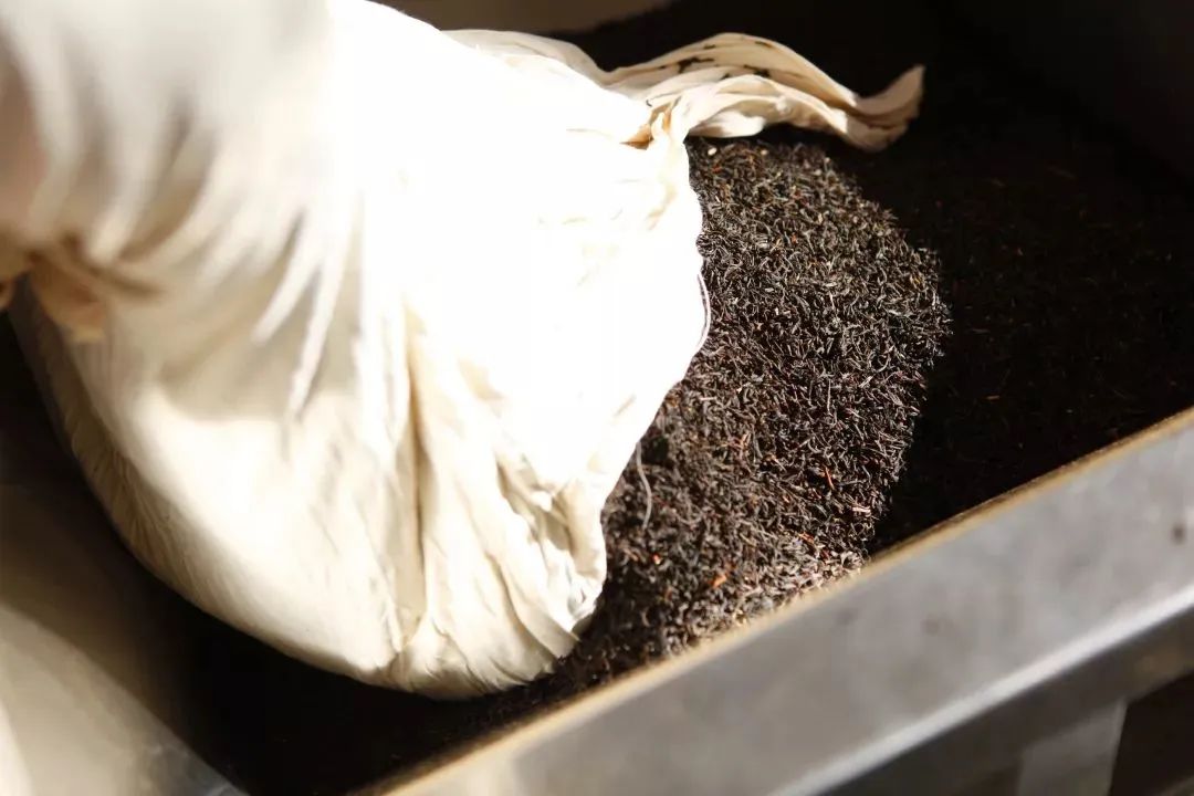 一位18岁的清朝武官辞官归隐，创造了一个改写中国茶叶史的红茶品类