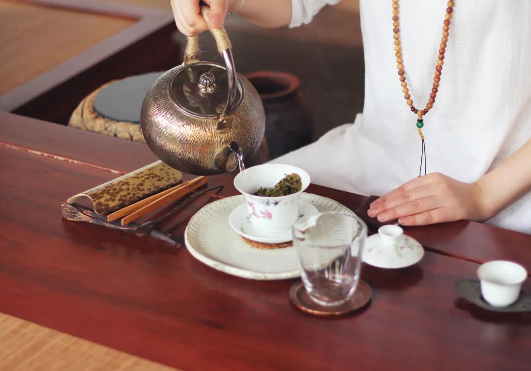 三八妇女节的一碗心灵鸡汤：妇女与女子之间，只隔了一杯茶