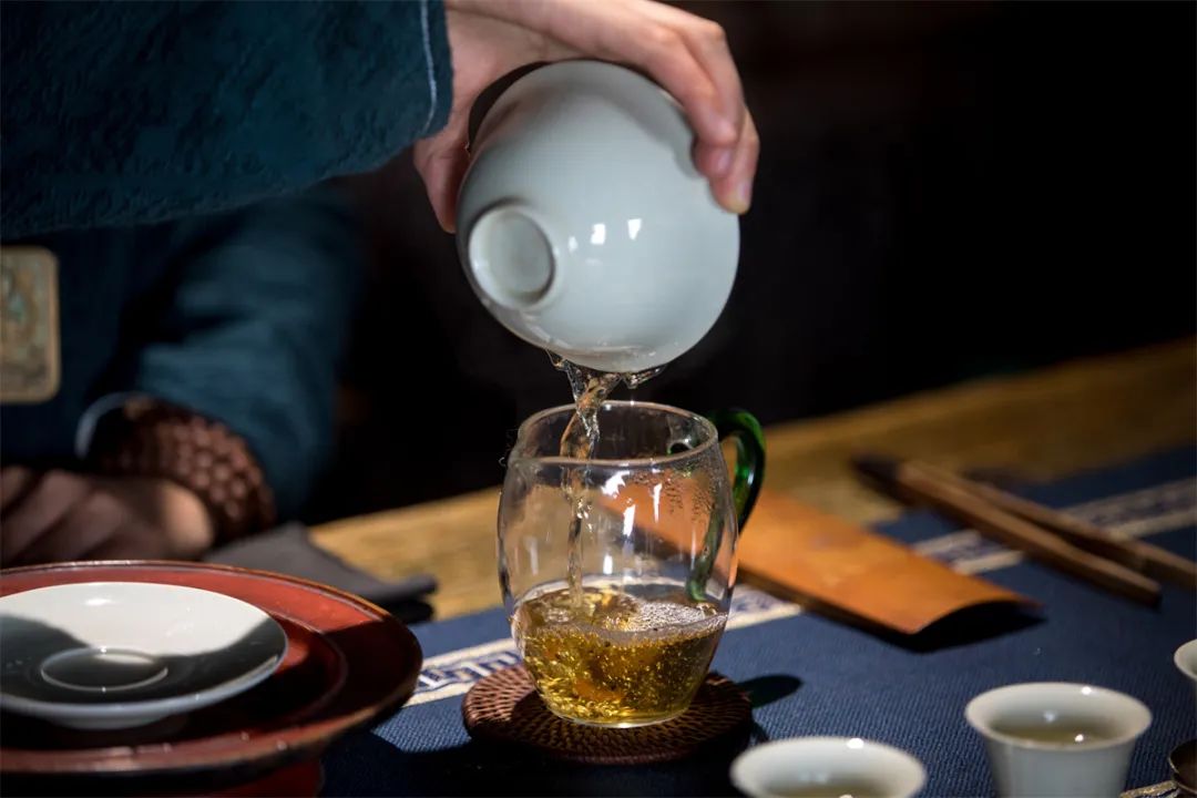 我看你资质奇佳，这本蹭茶秘笈就送你了!