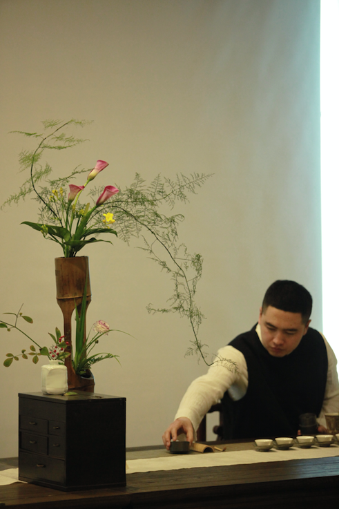 学会在茶席上插花，你就能随时拯救一场品格不高的茶会！