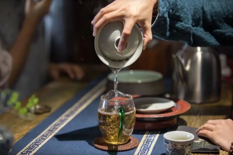 茶界女性被骚扰实录：她们经历过的那些咸猪手到底有多猥琐？