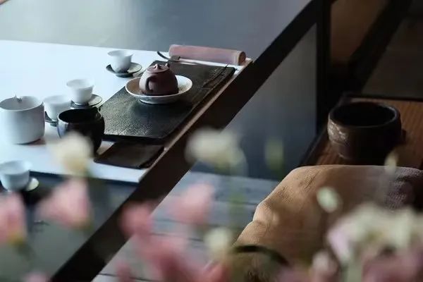 泡茶师的摆烂与坚持，往往在于一个客人开口的瞬间
