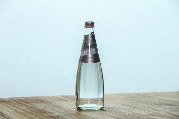 上流社会喝茶用水指南：你确定依云真的是高端水？