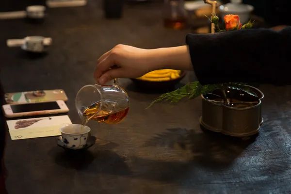 谁说喝茶是一门让人破产的艺术?那是他没学蹭茶这门必修课!