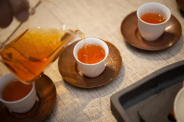 从史上首次出现茶的记录到首个国际茶日，这两千多年，茶与世界经历了什么？