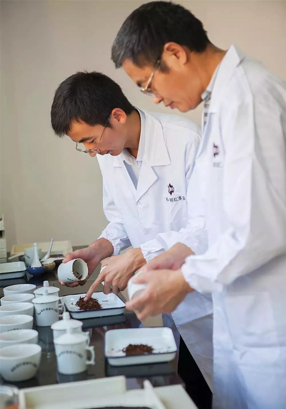 茶叶拼配：现代茶企的核心机密，得此技者得天下？六位制茶大师为你详解