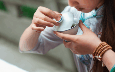 什么是莓茶？莓茶又是怎么“流行”起来的？为何深受众人喜爱？我们试图寻找其中的答案！