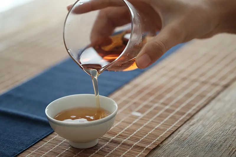 看高级黑如何点评12星座茶人？​内容简直尖酸刻薄到令人发指
