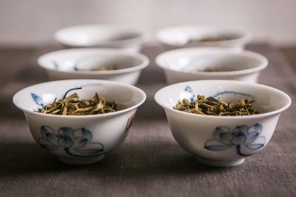 上流社会喝茶用水指南：你确定依云真的是高端水？