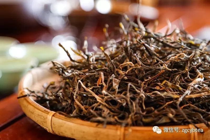 茶亲时代:几千公里外不相识的两个陌生人,用茶汤调浓了血缘关系