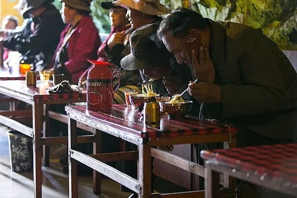 在拉萨泡茶馆是种什么体验？