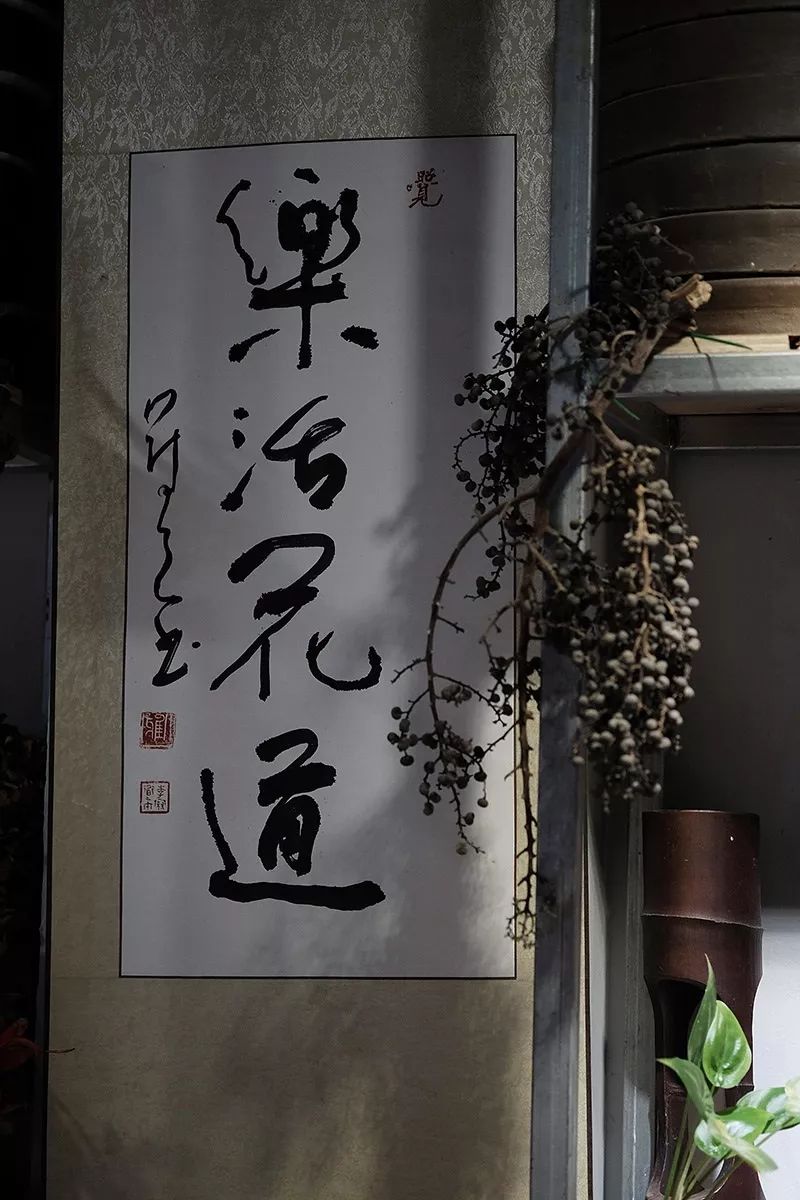 泡不同茶类的茶席该如何插花，钻研花道15年的插花大咖为你一一详解！