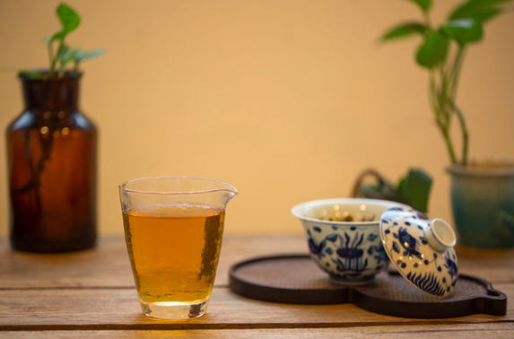 冲泡过的茶叶/茶汤还能变“废”为宝？今天我来告诉你，与茶有关的生活小妙招！