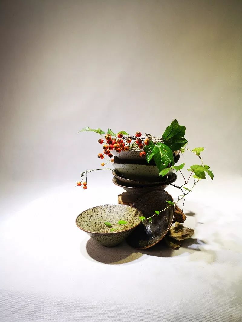 泡不同茶类的茶席该如何插花，钻研花道15年的插花大咖为你一一详解！