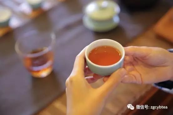 茶亲时代:几千公里外不相识的两个陌生人,用茶汤调浓了血缘关系