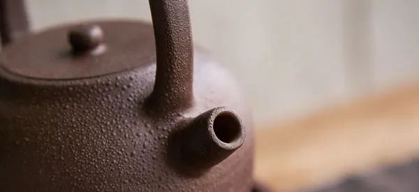 以器引茶:一生只爱一个女人叫专情,一泡茶要用N套茶具泡叫专业!