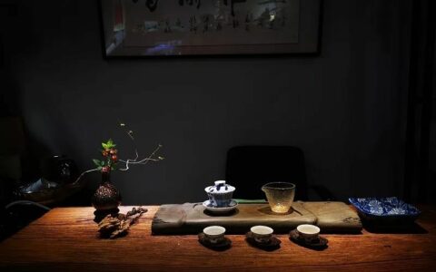 泡不同茶类的茶席该如何插花，钻研花道15年的插花大咖为你一一详解！