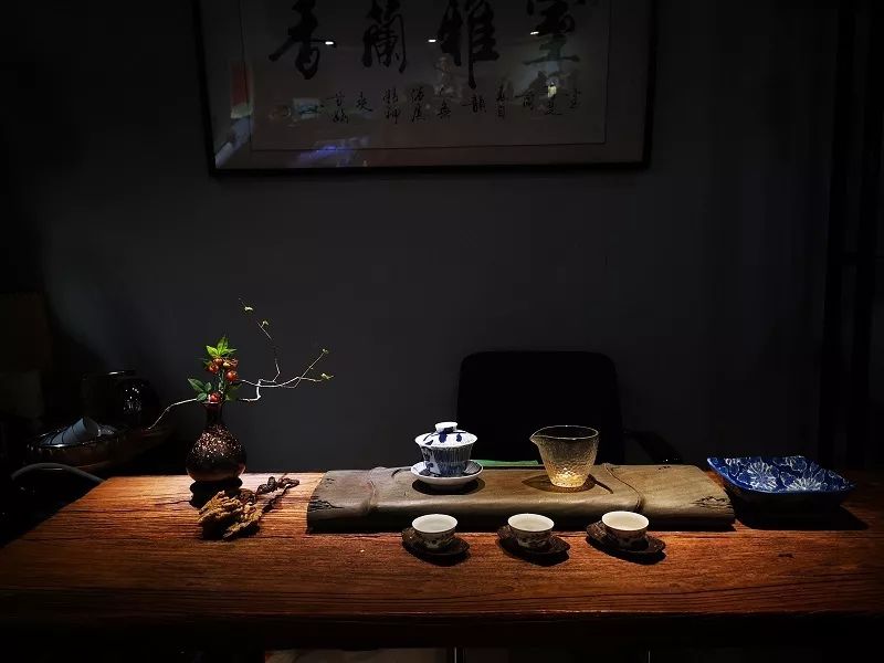 泡不同茶类的茶席该如何插花，钻研花道15年的插花大咖为你一一详解！