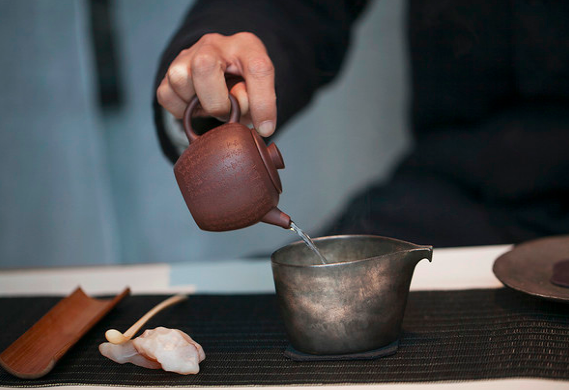 什么是莓茶？莓茶又是怎么“流行”起来的？为何深受众人喜爱？我们试图寻找其中的答案！